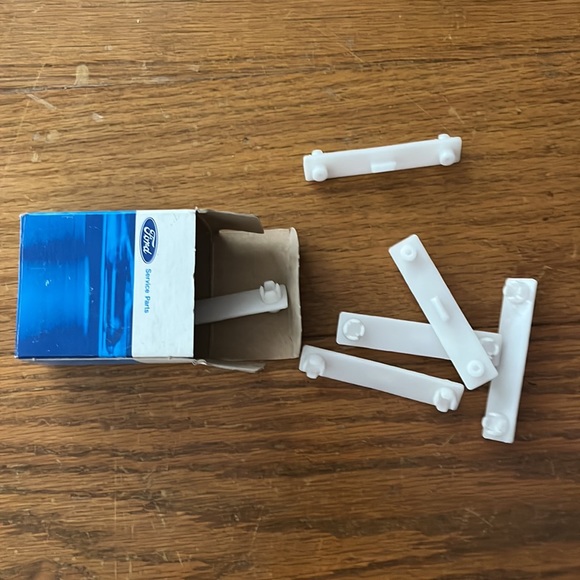 Genuine OEM Ford Car Plastics Retainers - Picture 3 of 4